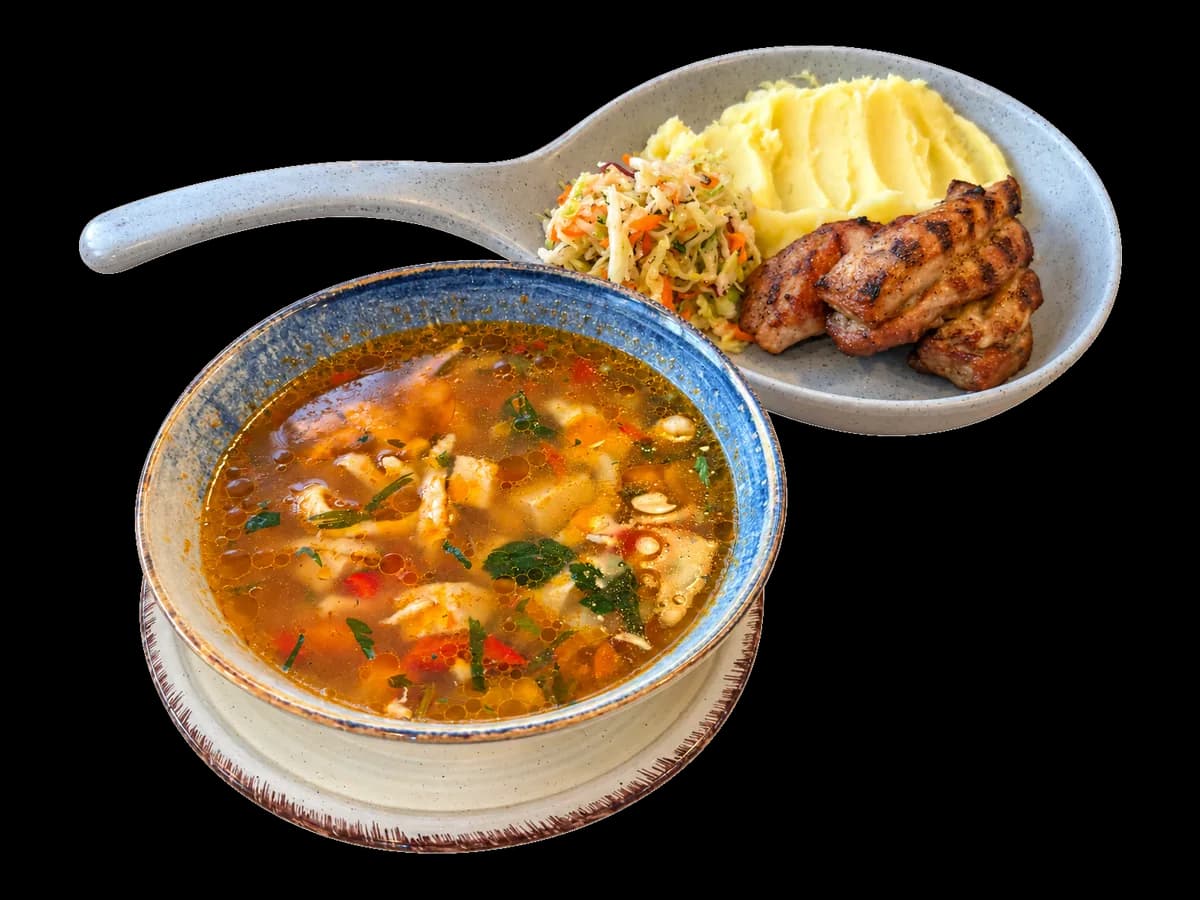 Ciorbă și ceafă la grătar cu piure și salată de varză